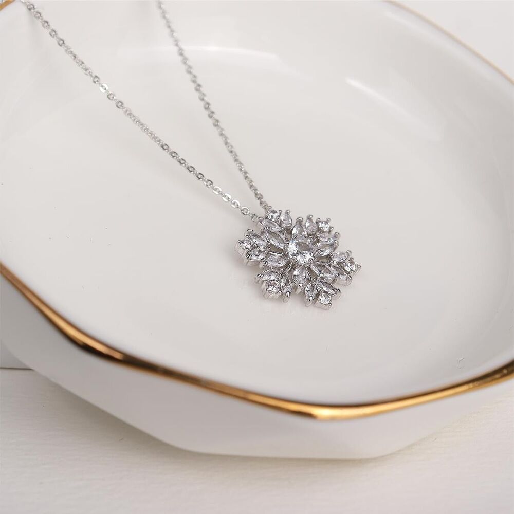 Elegant Snowflake Pendant Necklace Sparkling Cubic Zirconia Jewelry Party Gift